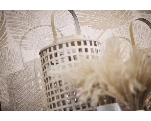 Dekorativní lucerna s pleteným designem a rukojetí