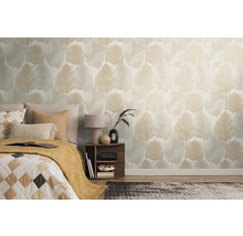 Ložnice s postelí a stěnou s tapetou s listy.