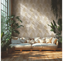 Obývací pokoj s pohovkou, pokojovými rostlinami a vzorovanou tapetou