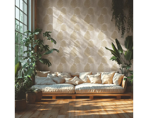 Obývací pokoj s pohovkou, pokojovými rostlinami a vzorovanou tapetou