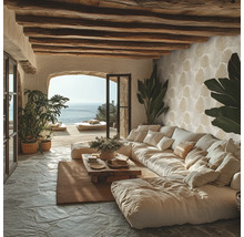 Obývací pokoj s velkou pohovkou, dřevěným trámovým stropem a výhledem na moře