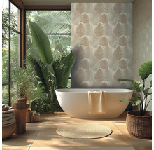 Koupelna s volně stojící vanou, rostlinami a tapetou se vzorem listů pro přirozenou atmosféru