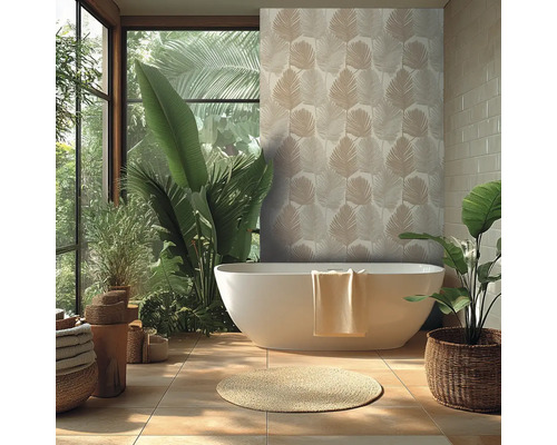 Koupelna s volně stojící vanou, rostlinami a tapetou se vzorem listů pro přirozenou atmosféru