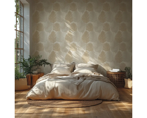 Ložnice s postelí a vzorovanou tapetou s motivem listů