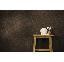 Tapeta s vertikální strukturou na zdi