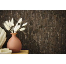 Dekorativní obklad stěn s tapetou ve vzhledu kamene a váza s okrasnou trávou