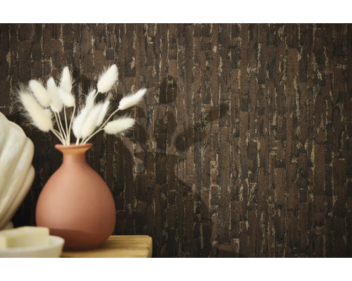 Dekorativní obklad stěn s tapetou ve vzhledu kamene a váza s okrasnou trávou