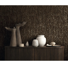 Dekorativní design stěn s tmavou texturovanou tapetou, kombinovaný s moderními bytovými doplňky na dřevěné komodě.