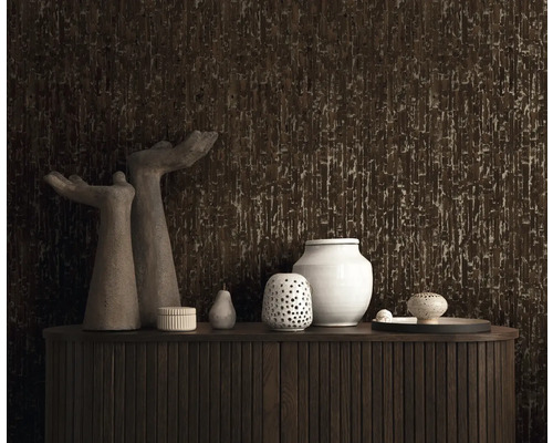 Dekorativní design stěn s tmavou texturovanou tapetou, kombinovaný s moderními bytovými doplňky na dřevěné komodě.