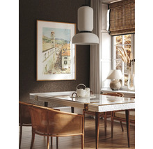 Jídelna s jídelním stolem, židlemi, závěsným svítidlem a dekorací