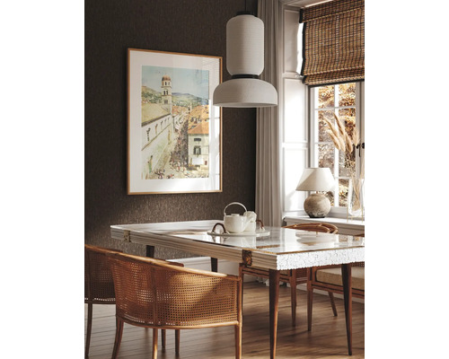 Jídelna s jídelním stolem, židlemi, závěsným svítidlem a dekorací