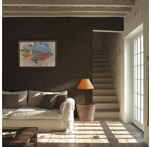 Obývací pokoj s hnědou strukturovanou tapetou, pohovkou a schodištěm