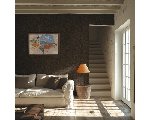 Obývací pokoj s hnědou strukturovanou tapetou, pohovkou a schodištěm