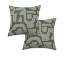 Dva dekorativní polštáře s geometrickým vzorem