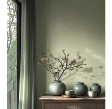 Dekorativní vázy a misky na dřevěné skříňce vedle okna