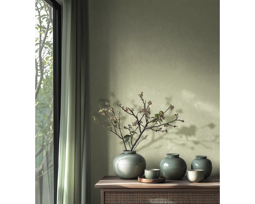 Dekorativní vázy a misky na dřevěné skříňce vedle okna