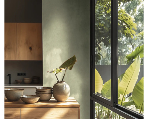 Světlá kuchyň s dřevěnými prvky, nádobím a oknem s výhledem do zeleně