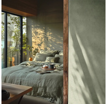 Ložnice s ložním prádlem, polštáři, nápojem a přirozeným světlem