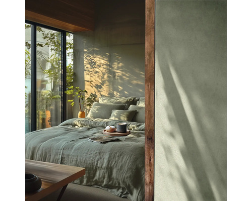 Ložnice s ložním prádlem, polštáři, nápojem a přirozeným světlem