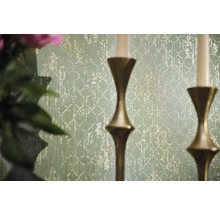 Detail vzorované tapety se svícny