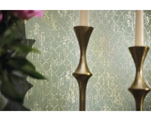 Detail vzorované tapety se svícny