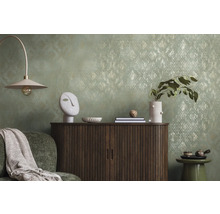 Dekorativní obývací pokoj s komodou, lampou a doplňky před vzorovanou tapetou