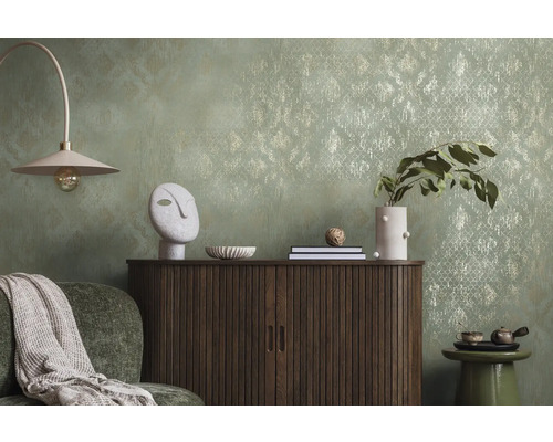 Dekorativní obývací pokoj s komodou, lampou a doplňky před vzorovanou tapetou