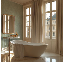 Koupelna s volně stojící vanou, umyvadlem a zrcadlem