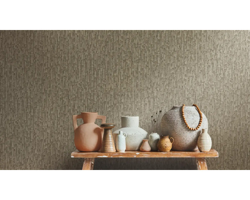 Dekorativní vázy na stole před strukturovanou tapetou