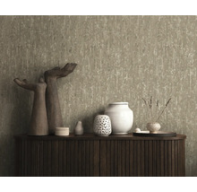 Dekorativní tapeta s abstraktním vzorem na stěně nad skříňkou s dekorativními předměty