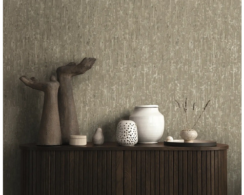 Dekorativní tapeta s abstraktním vzorem na stěně nad skříňkou s dekorativními předměty