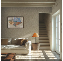 Obývací pokoj s pohovkou, obrazem a schodištěm