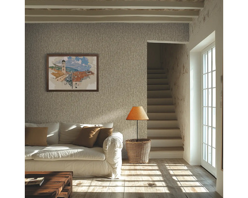 Obývací pokoj s pohovkou, obrazem a schodištěm