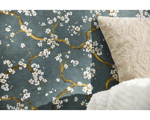 Tapeta s květinovým vzorem a polštář