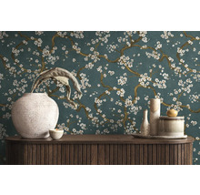 Dekorativní interiér s komodou, vázami a květinovou tapetou.