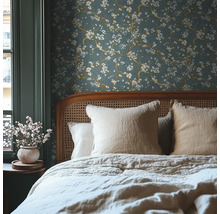 Ložnice s květinovou tapetou, postelí a nočním stolkem