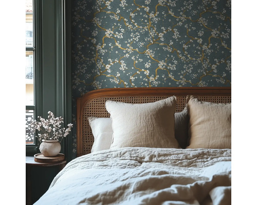 Ložnice s květinovou tapetou, postelí a nočním stolkem