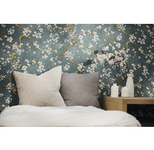 Dekorativní ložnice s květinovou tapetou, polštáři a vázami