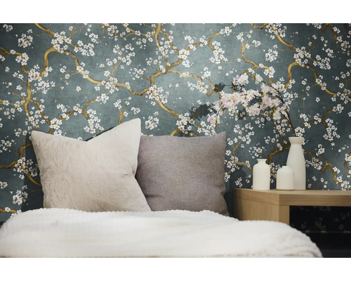 Dekorativní ložnice s květinovou tapetou, polštáři a vázami