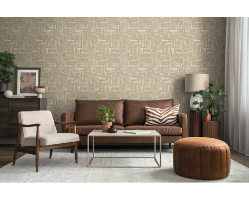 Obývací pokoj s pohovkou, křeslem, konferenčním stolkem, otomanem a vzorovanou tapetou pro útulnou atmosféru.