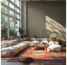 Světlý obývací pokoj s velkým oknem, rohovou pohovkou, kobercem a dřevěným stolem