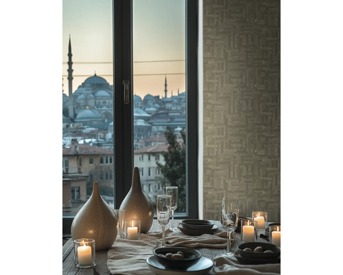 Zdobený jídelní stůl s výhledem na město