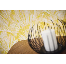 Dekorativní nástěnná dekorace se svíčkou na stole