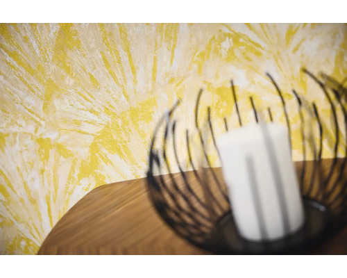 Dekorativní nástěnná dekorace se svíčkou na stole