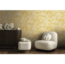 Obývací pokoj se žlutou motivovou tapetou, křeslem a komodou