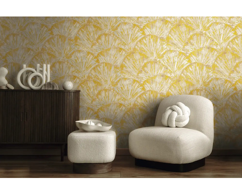 Obývací pokoj se žlutou motivovou tapetou, křeslem a komodou