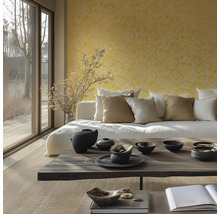 Světlý obývací pokoj s pohovkou, polštáři a dekorativními předměty na stole