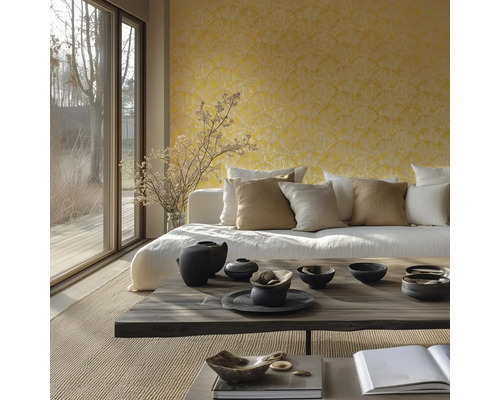 Světlý obývací pokoj s pohovkou, polštáři a dekorativními předměty na stole