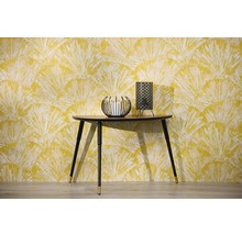 Scéna s konzolou, svícnem a stolní lampou před tapetou se vzorem