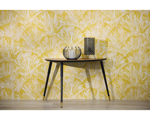 Scéna s konzolou, svícnem a stolní lampou před tapetou se vzorem